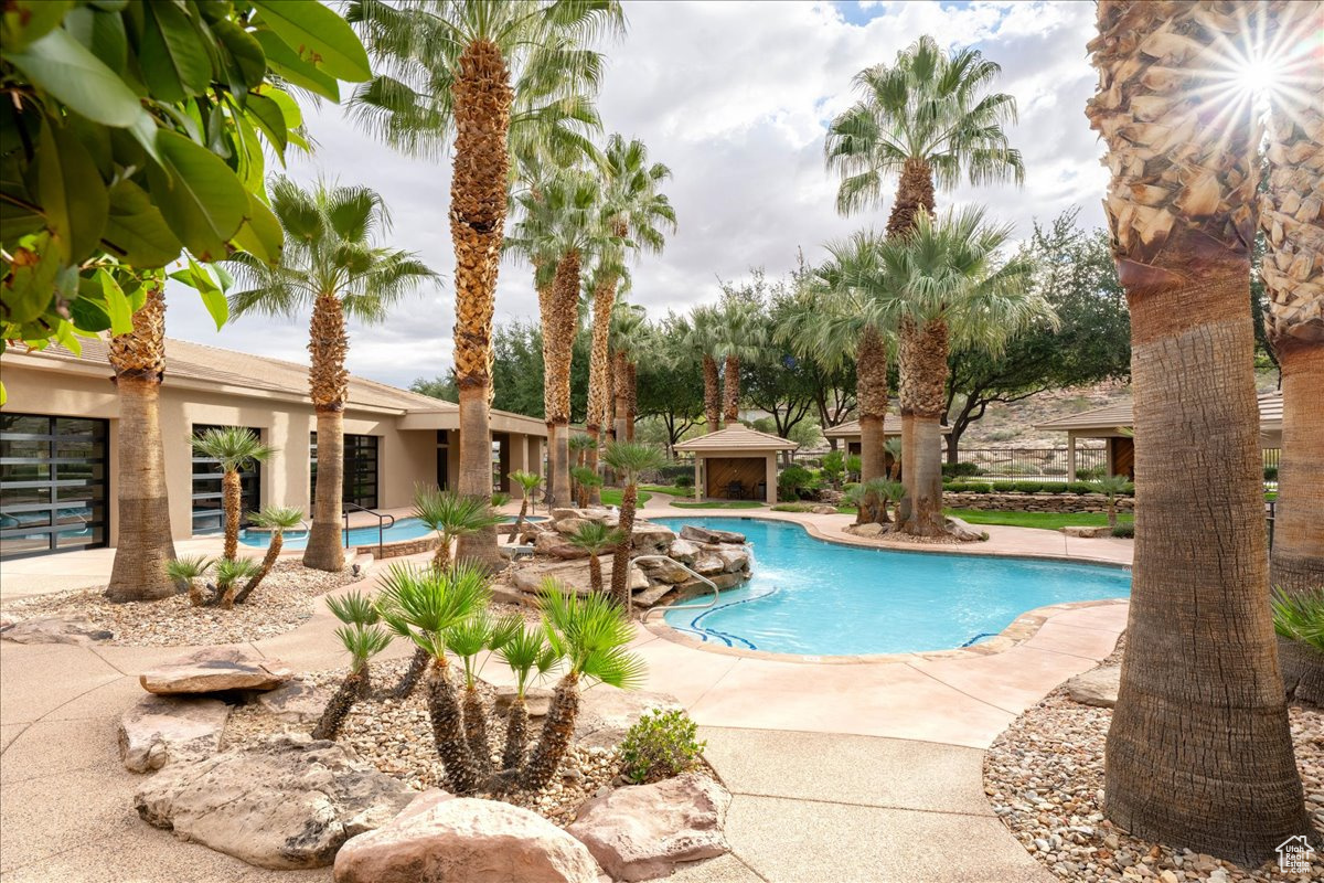 PARAGON COVE TH AT STONECLIFF 1 - Residential