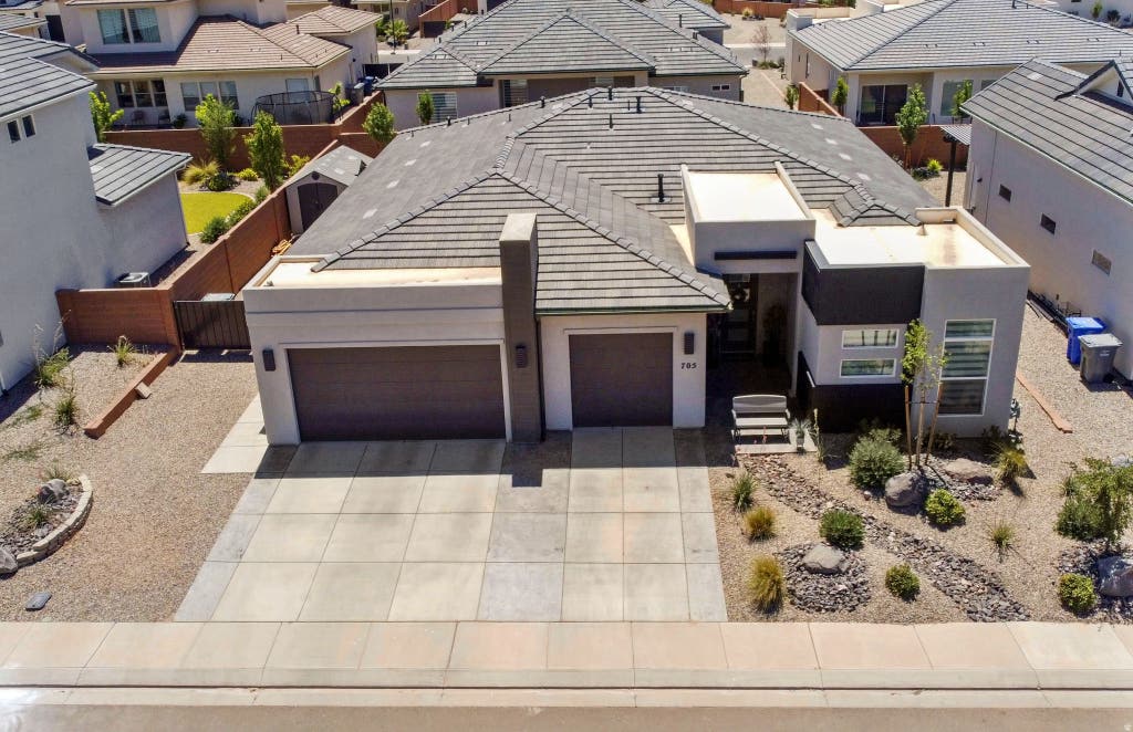 Photo of 705 S TAYLOR CREEK DR, Washington, UT 84780 (MLS # 2178336)