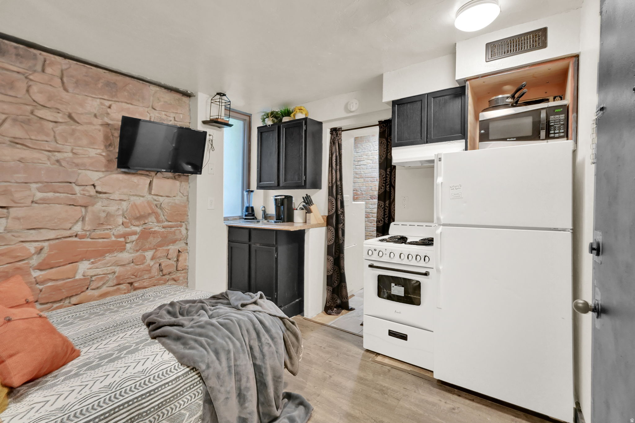 SAMPSON ALTADENA CONDOMINIUM - Residential