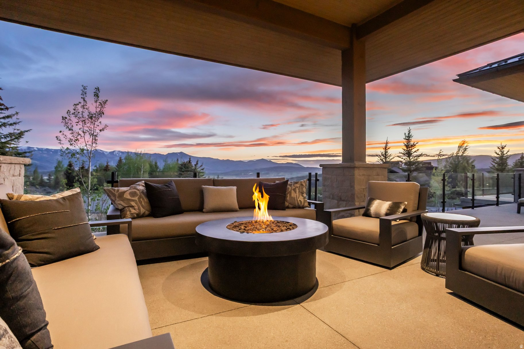 WEST HILLS - Residential
