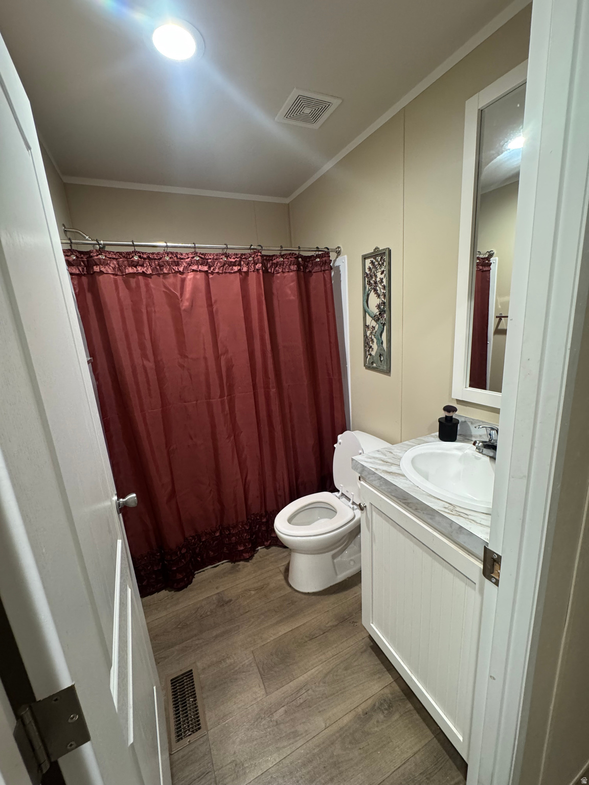 Main image without alt text