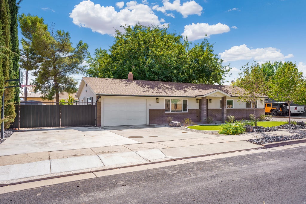 Photo of 713 W CHAPARRAL DR, Washington, UT 84780 (MLS # 2186532)