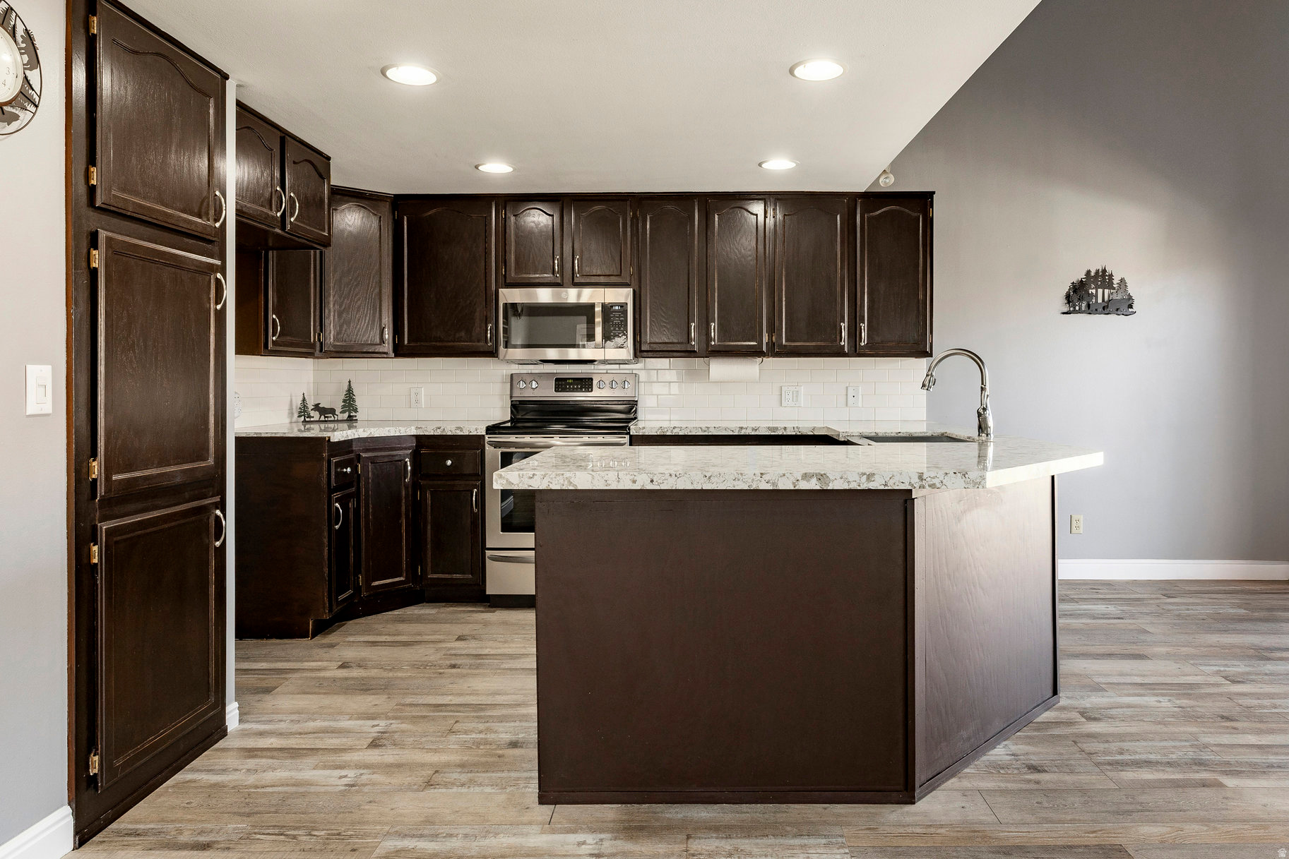 SWISS OAKS - Residential