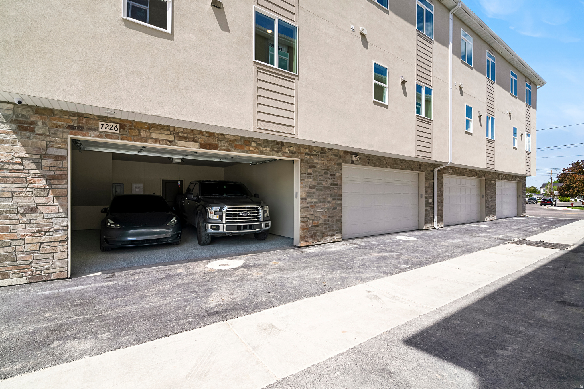 LATITUDE 40 - Residential