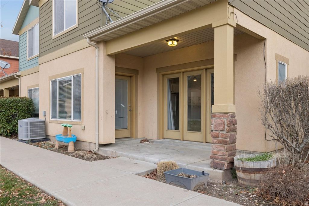 Photo of 849 S SPRING POND DR, Farmington, UT 84025 (MLS # 2127986)