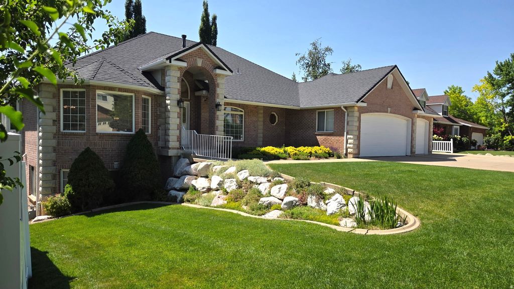 Photo of 362 S GLEN CIR, Fruit Heights, UT 84037 (MLS # 2142614)