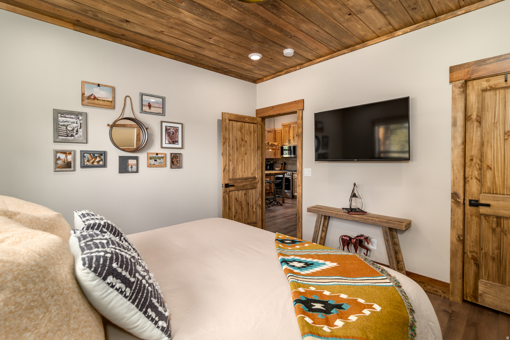 QUARTER CIRCLE H - Residential