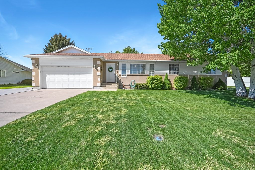 Photo of 335 E VALLEY VIEW DR, Preston, ID 83263 (MLS # 2156539)