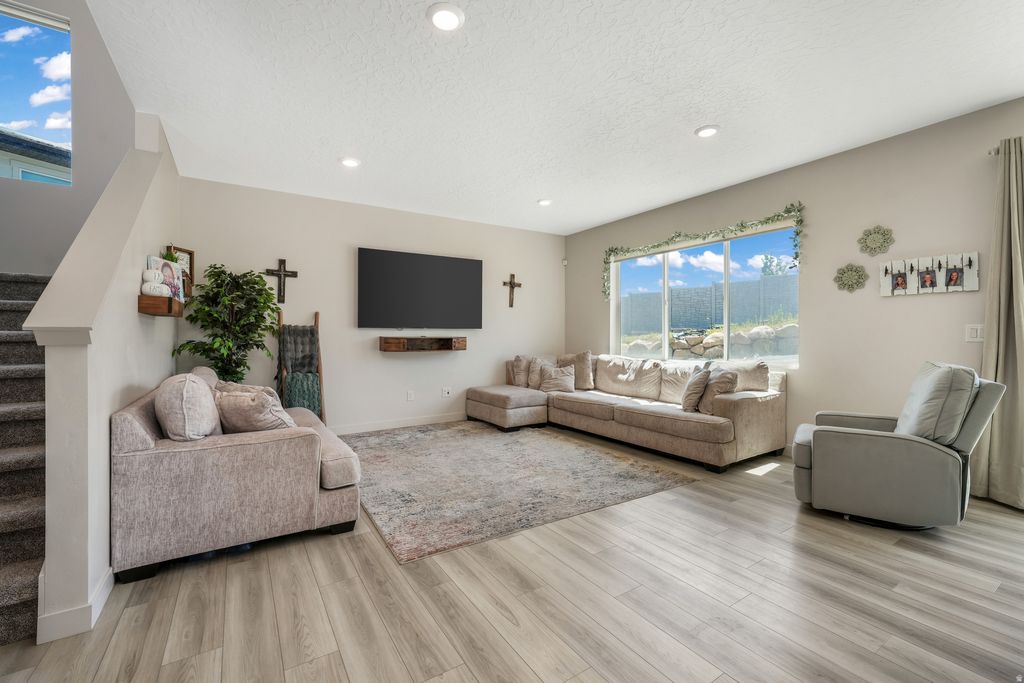 Photo of 537 W FLORA DR, Saratoga Springs, UT 84045 (MLS # 2156813)