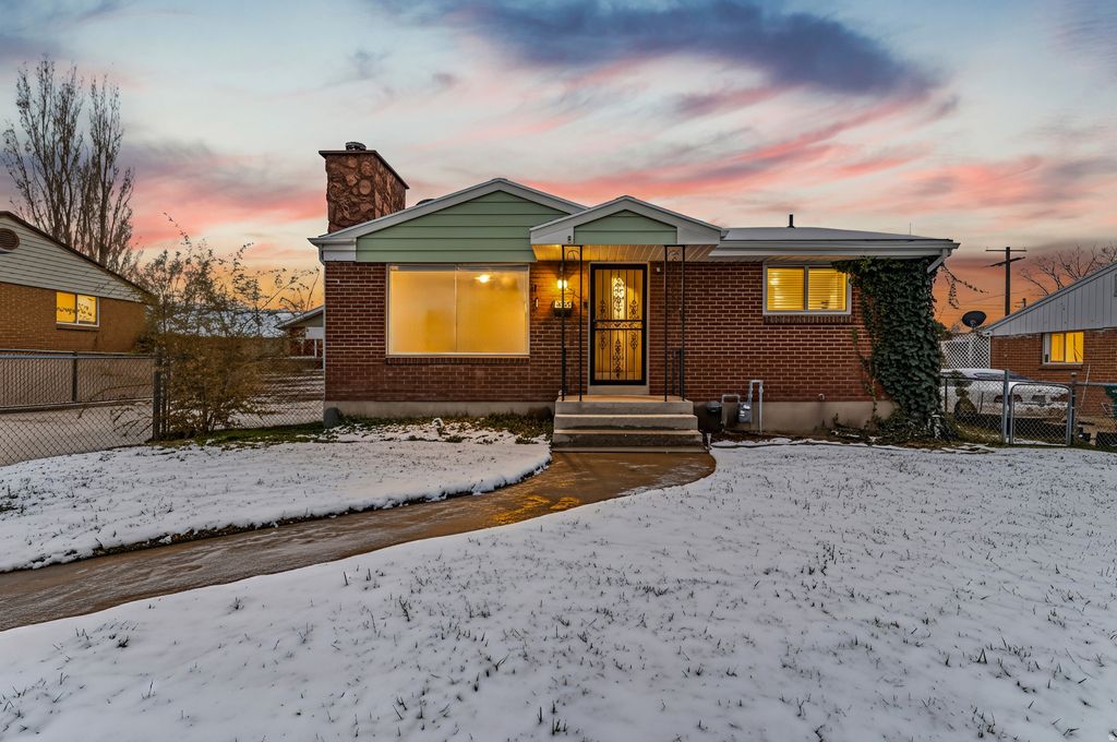 Photo of 171 W 350 N, Clearfield, UT 84015 (MLS # 2125574)