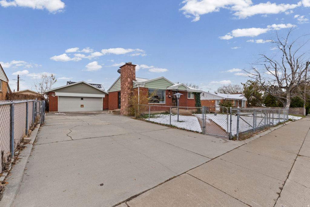 Photo of 171 W 350 N, Clearfield, UT 84015 (MLS # 2125574)