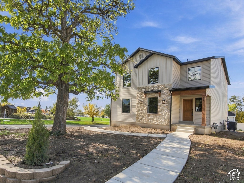 Photo of 97 E CRESTWOOD Rd, Kaysville, UT 84037 (MLS # 2193582)
