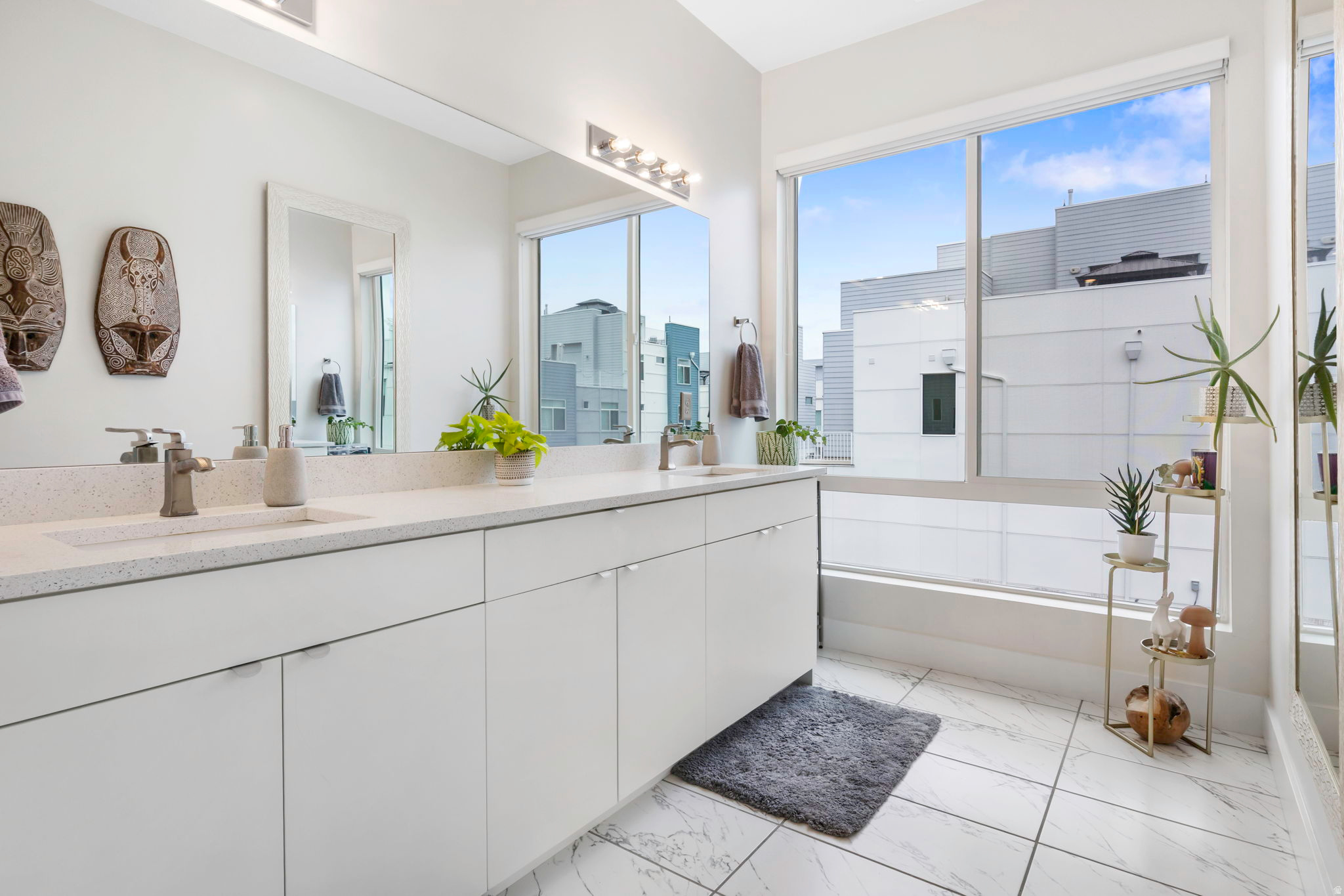 LOFTS ON REDWOOD - Residential