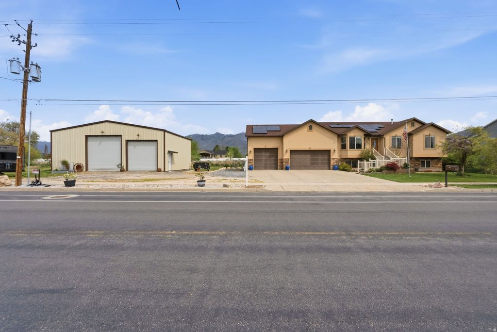 Photo of 445 S SUNSET DR W, Kaysville, UT 84037 (MLS # 2147974)