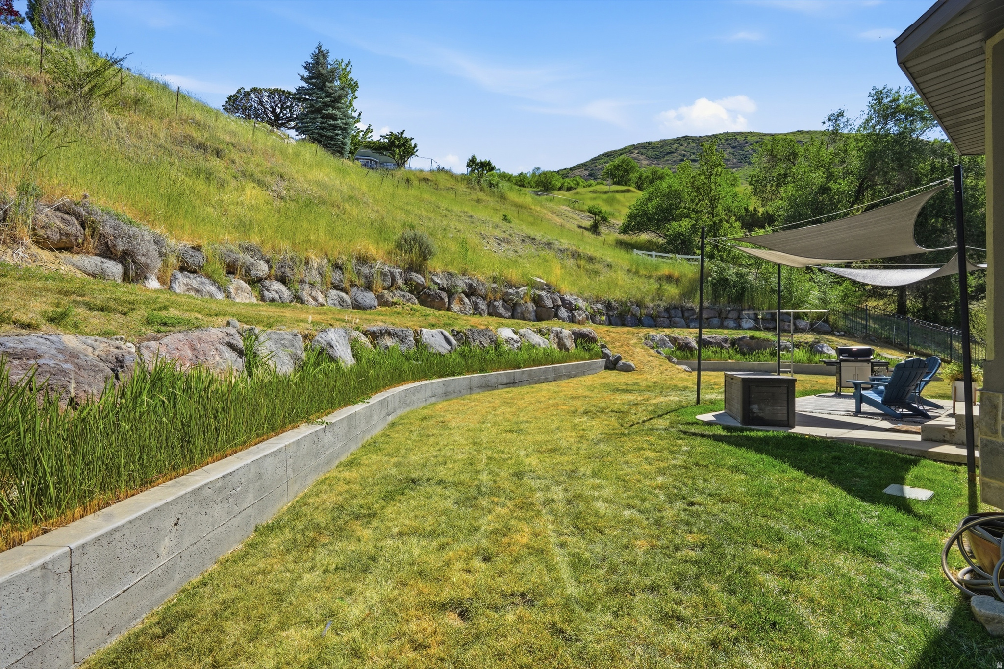 ROLLING HILLS ESTATE - Residential