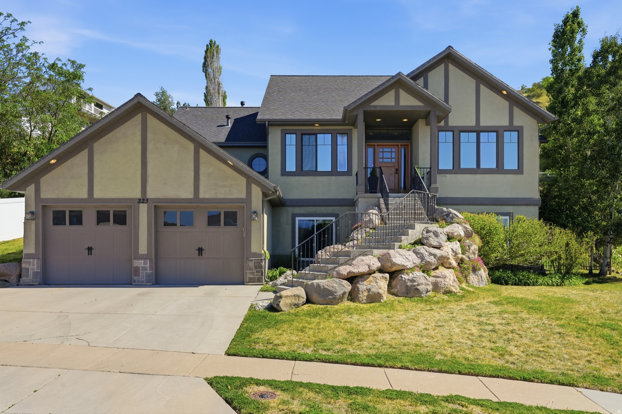 ROLLING HILLS ESTATE - Residential