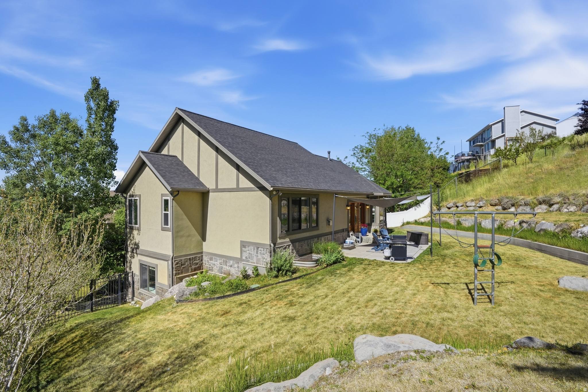 ROLLING HILLS ESTATE - Residential
