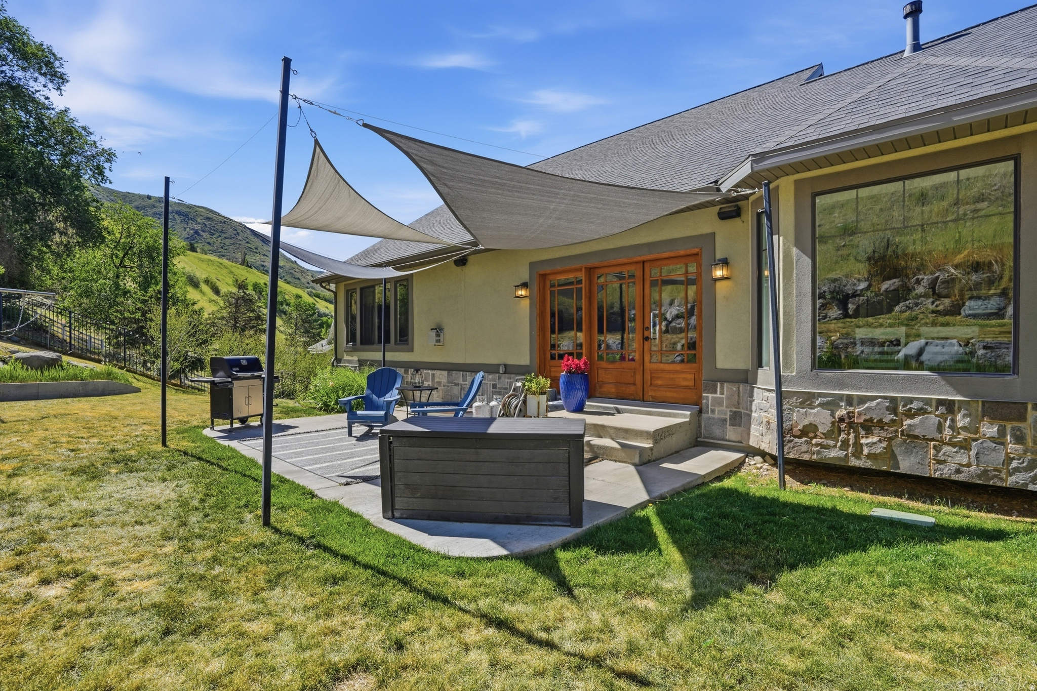 ROLLING HILLS ESTATE - Residential