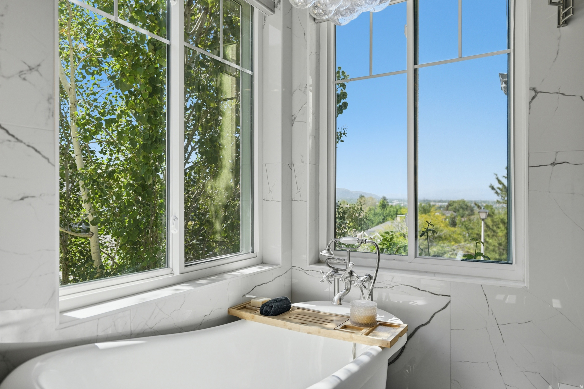 ROLLING HILLS ESTATE - Residential