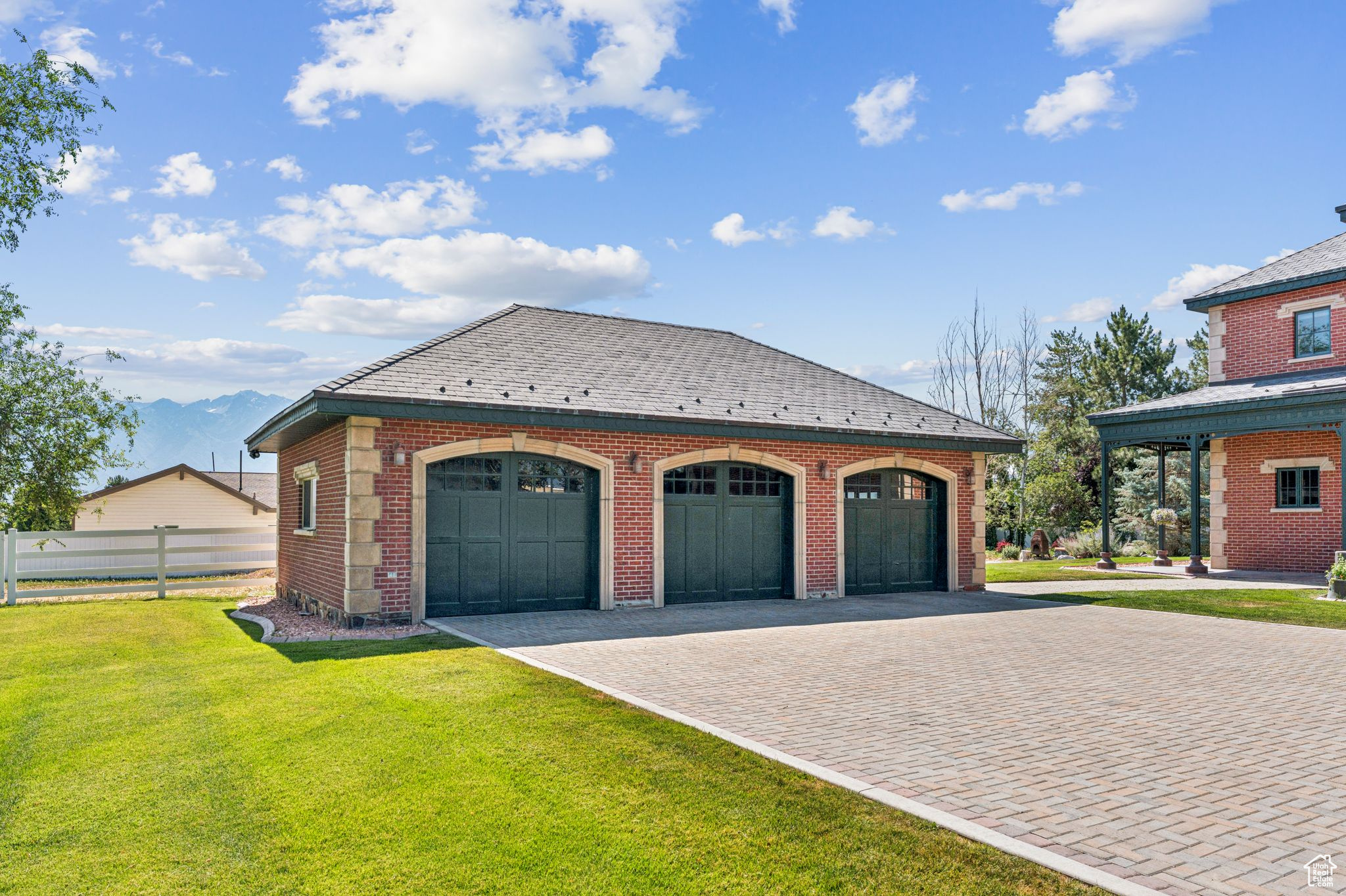 EQUESTRIAN ESTATES - Residential