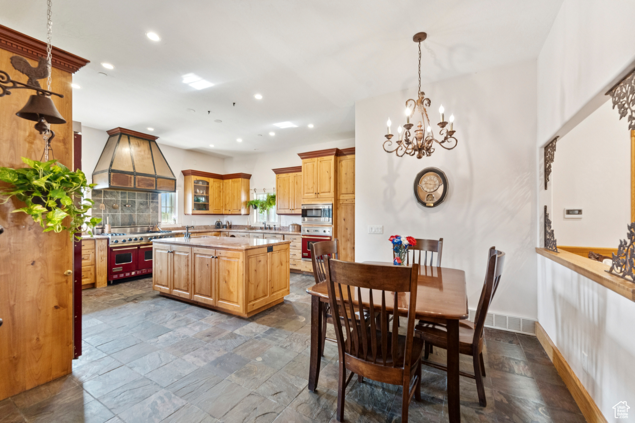 EQUESTRIAN ESTATES - Residential