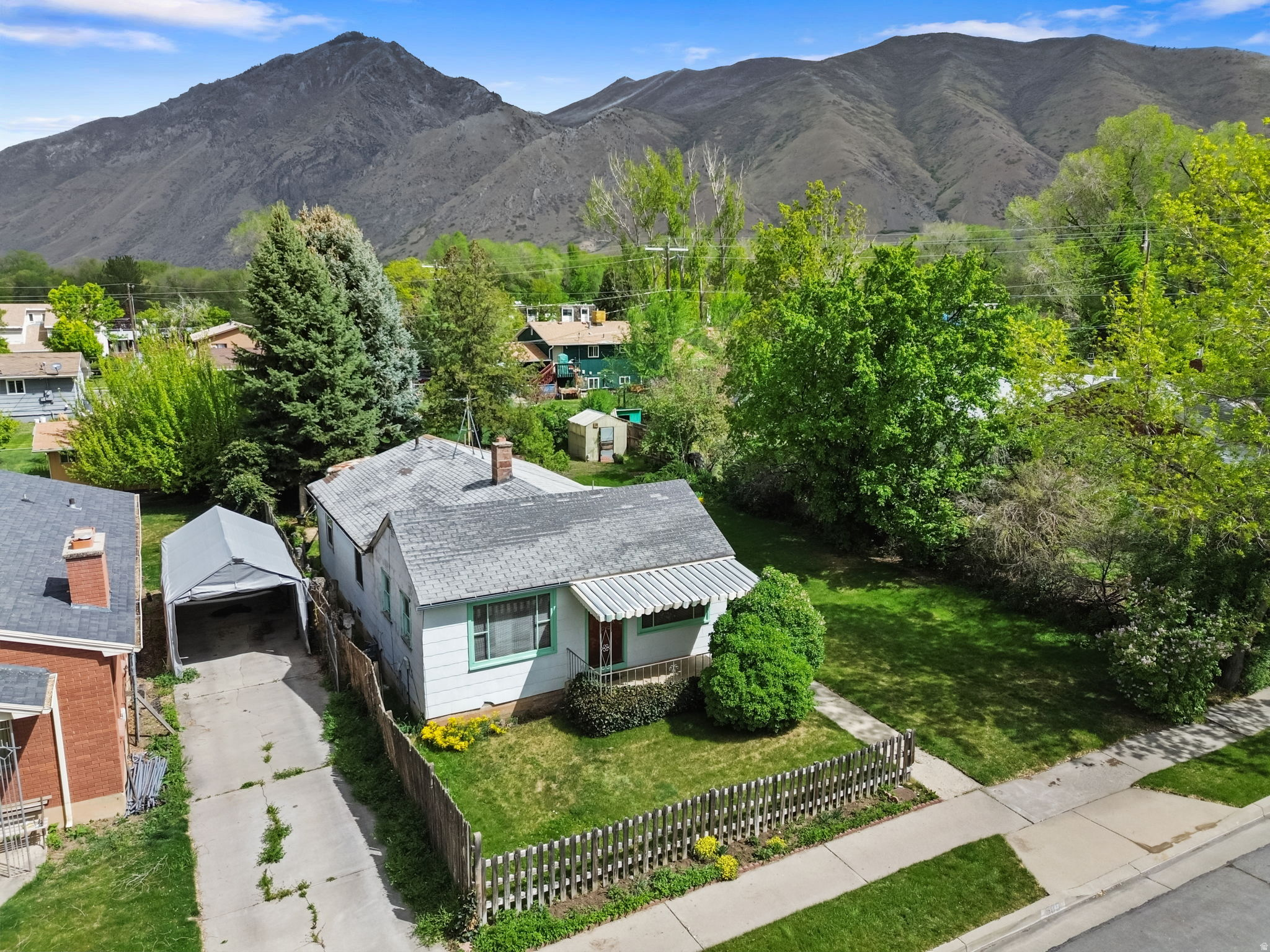 Main image without alt text