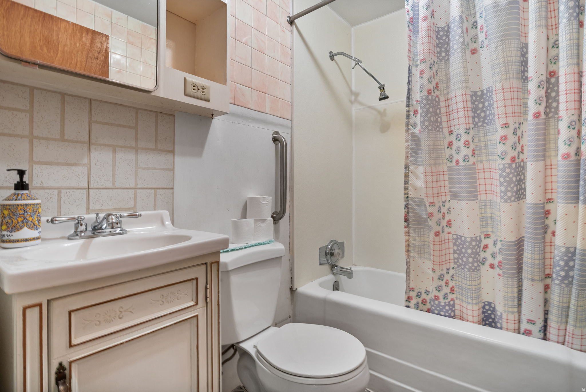 Main image without alt text