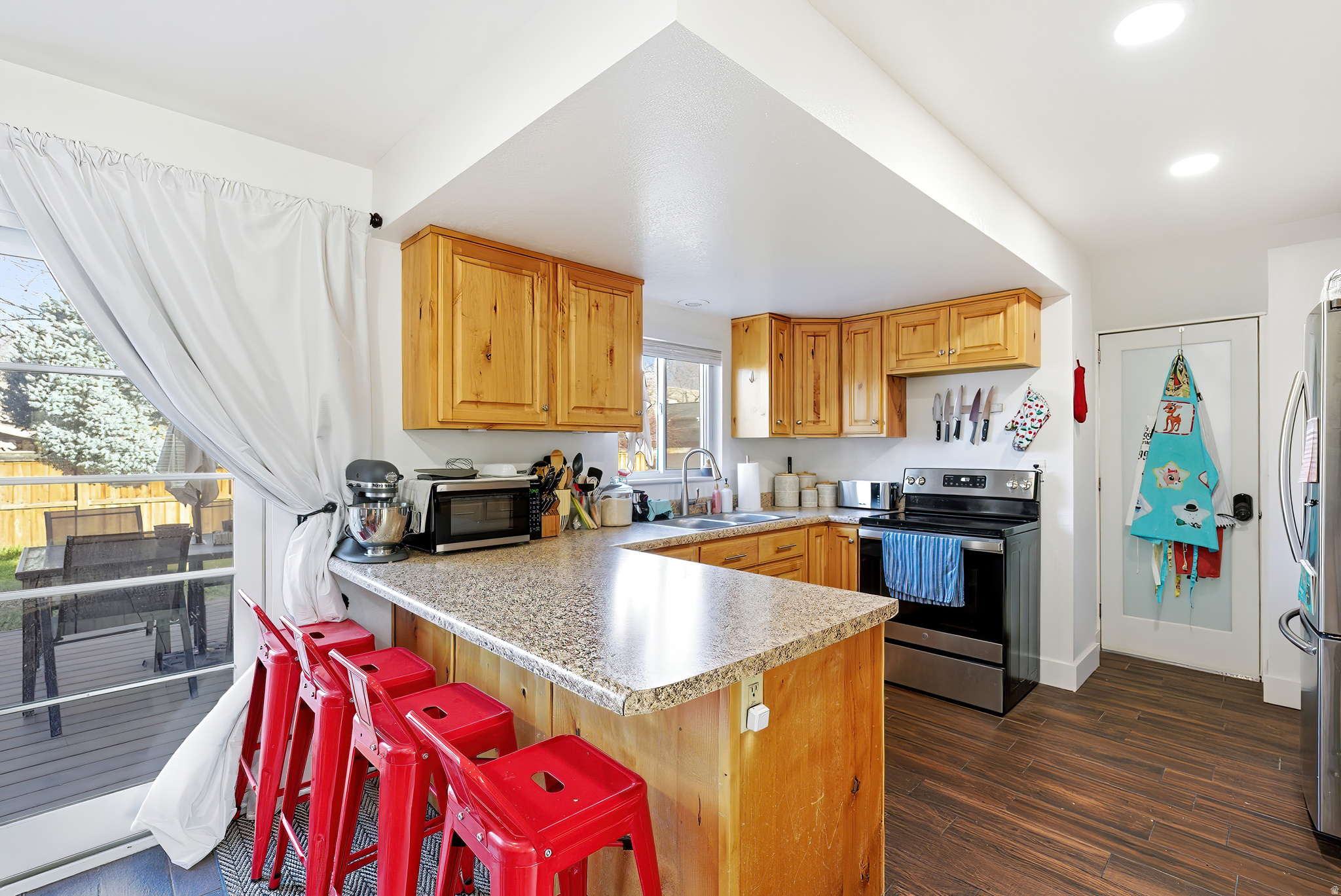 HAMPTON COURT - Residential