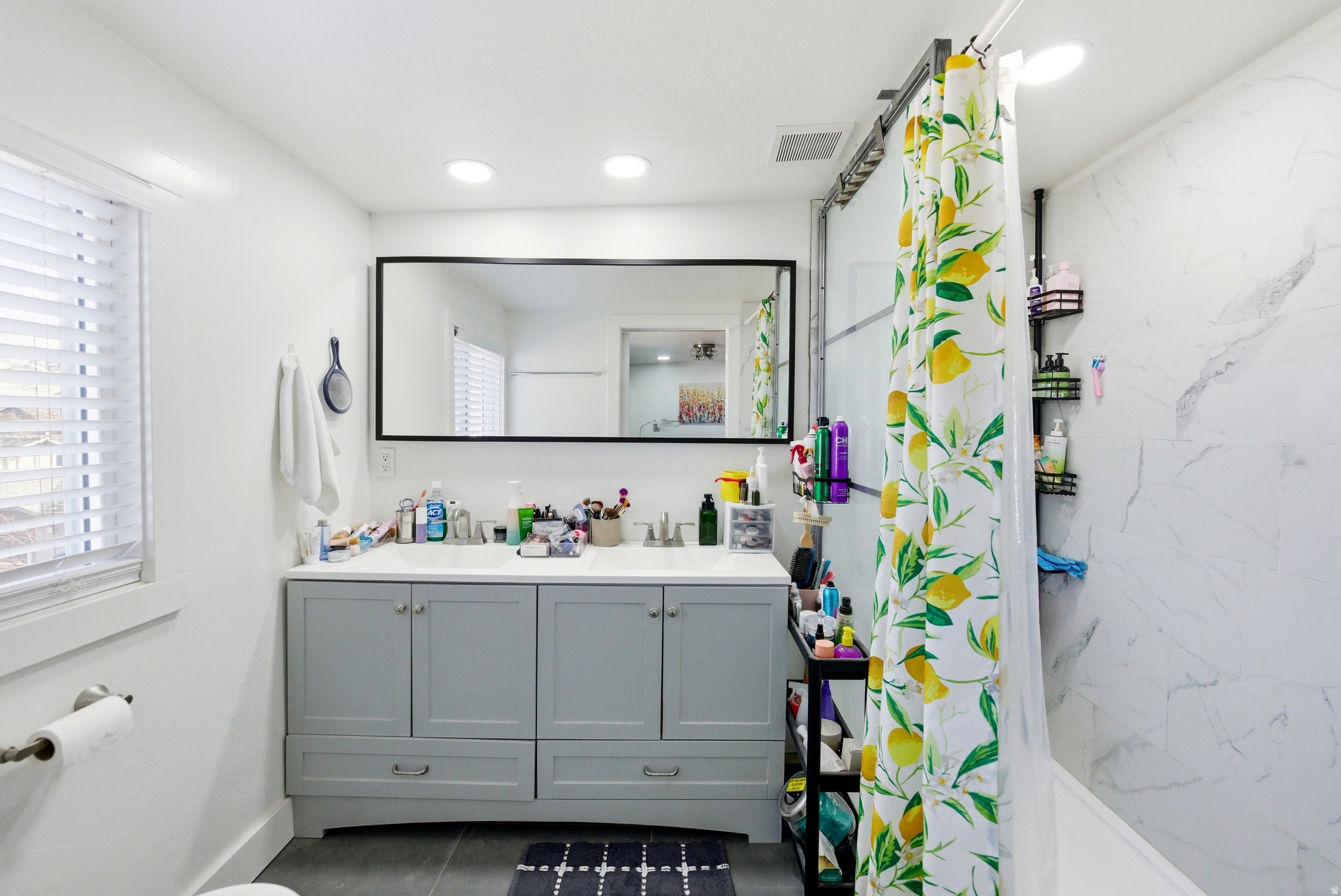 HAMPTON COURT - Residential