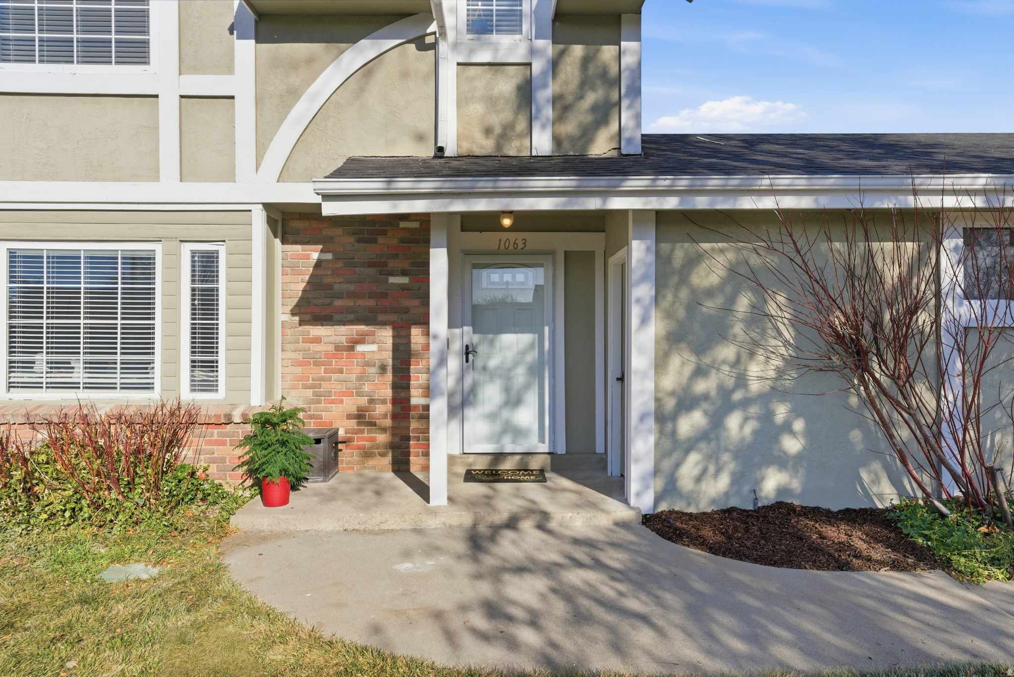 HAMPTON COURT - Residential