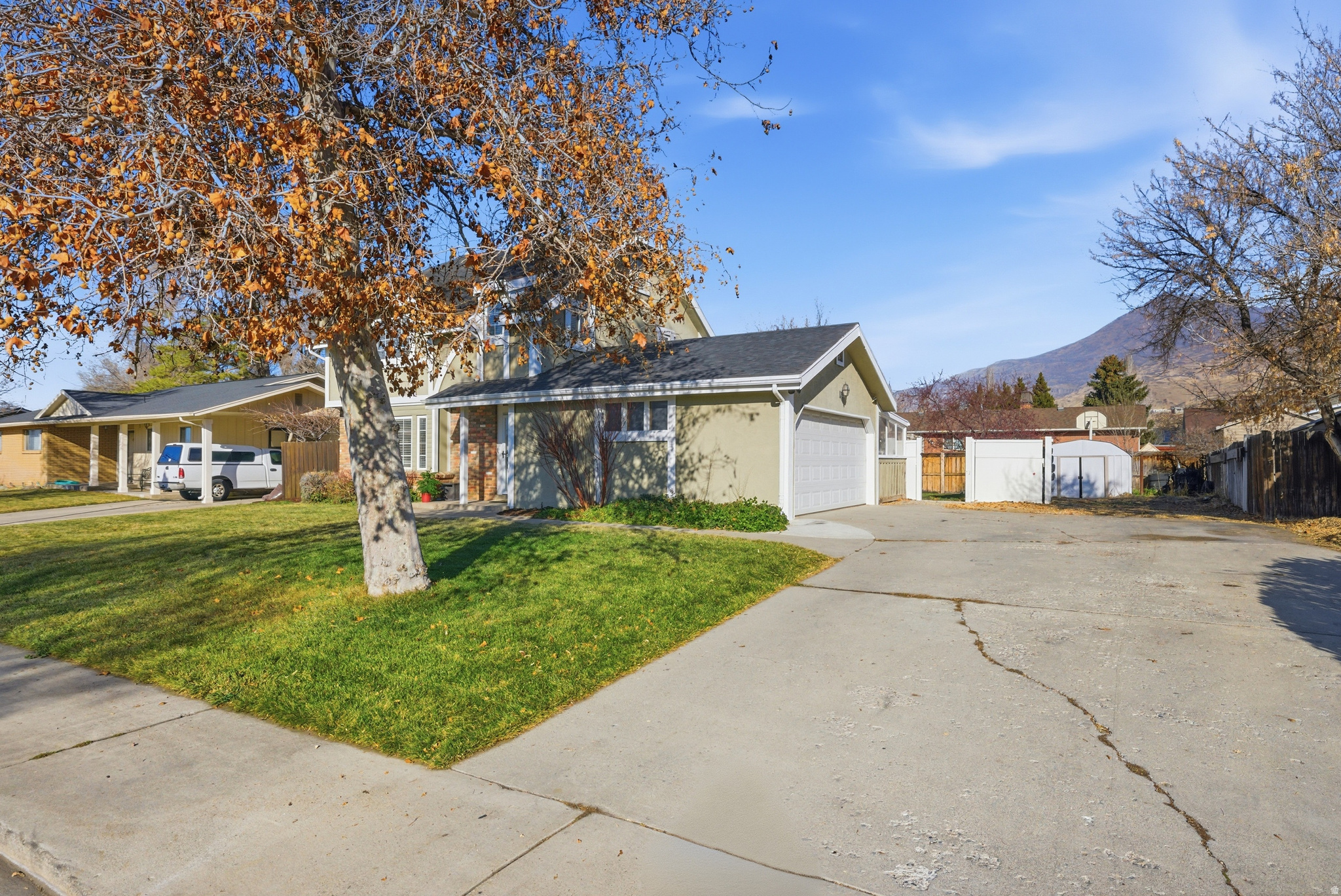 HAMPTON COURT - Residential