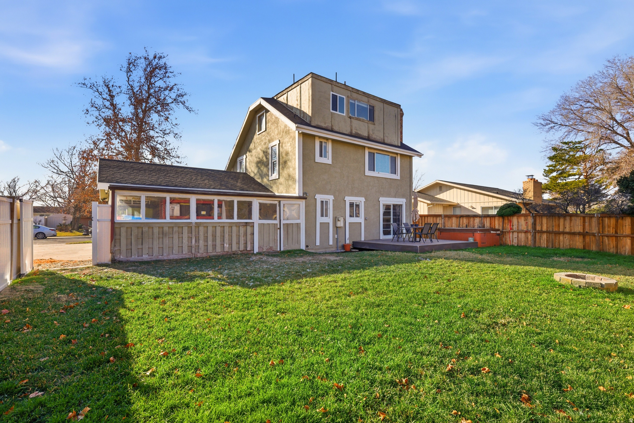 HAMPTON COURT - Residential