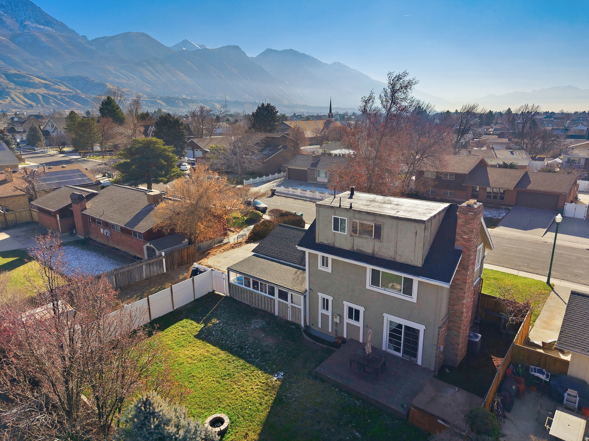 HAMPTON COURT - Residential