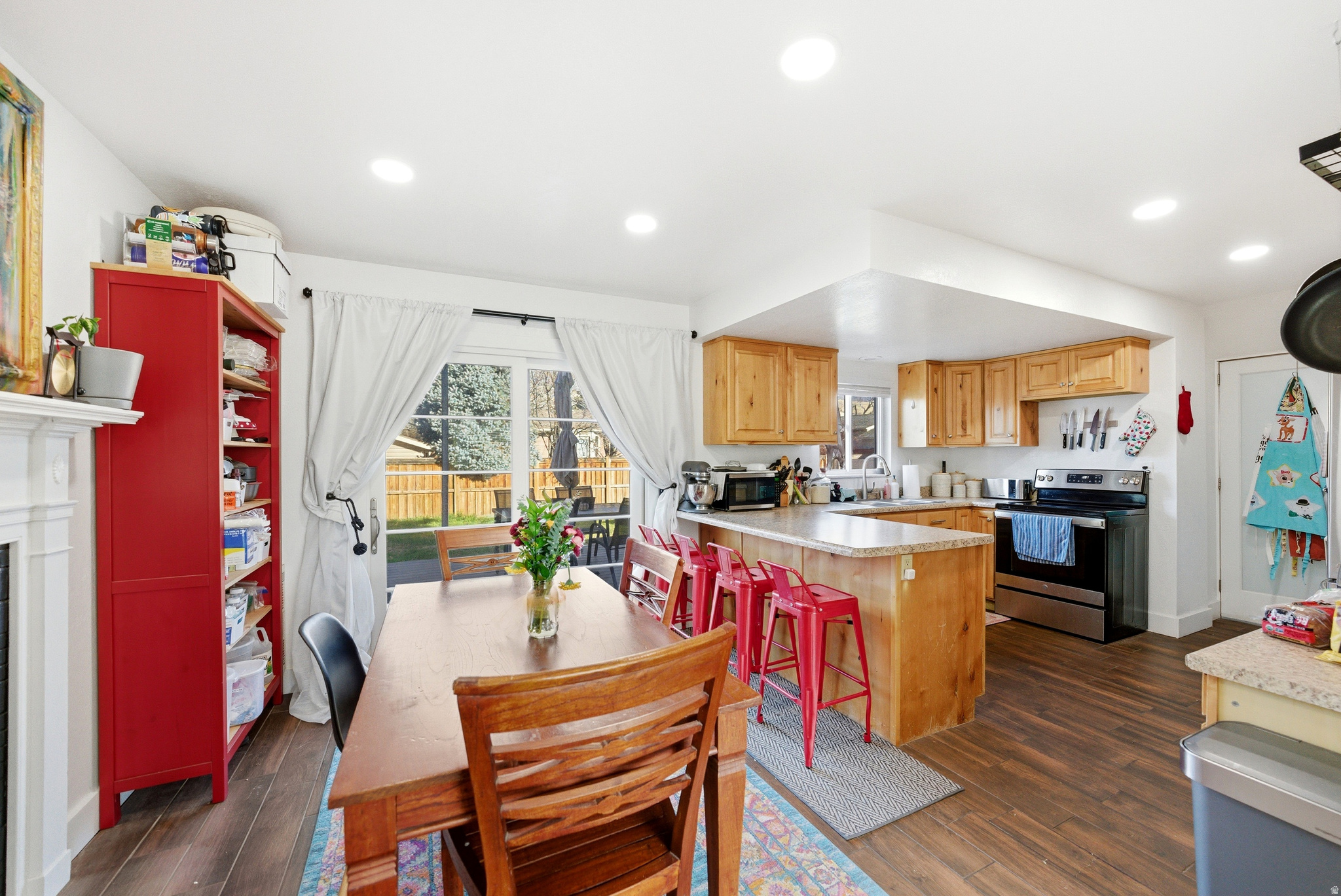 HAMPTON COURT - Residential