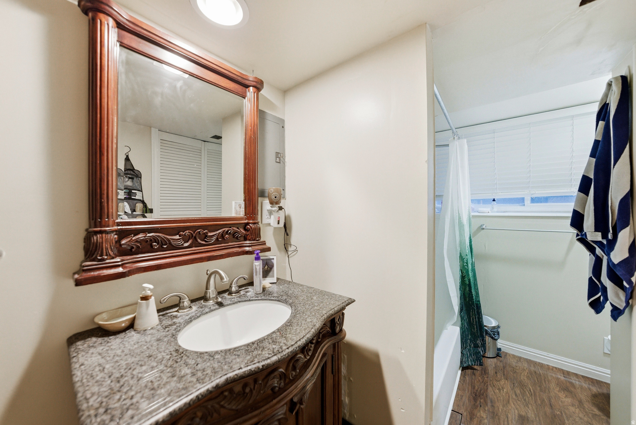 HAMPTON COURT - Residential