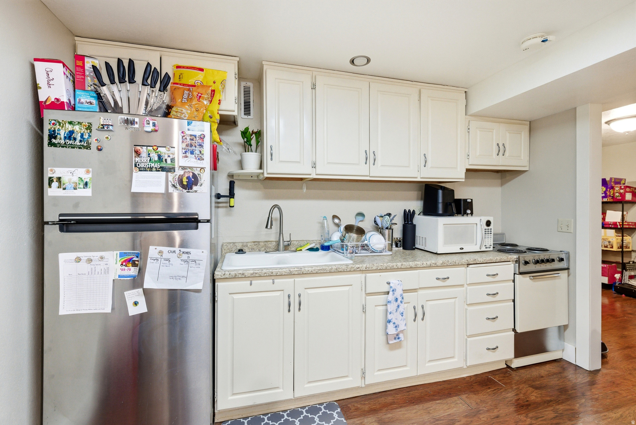 HAMPTON COURT - Residential