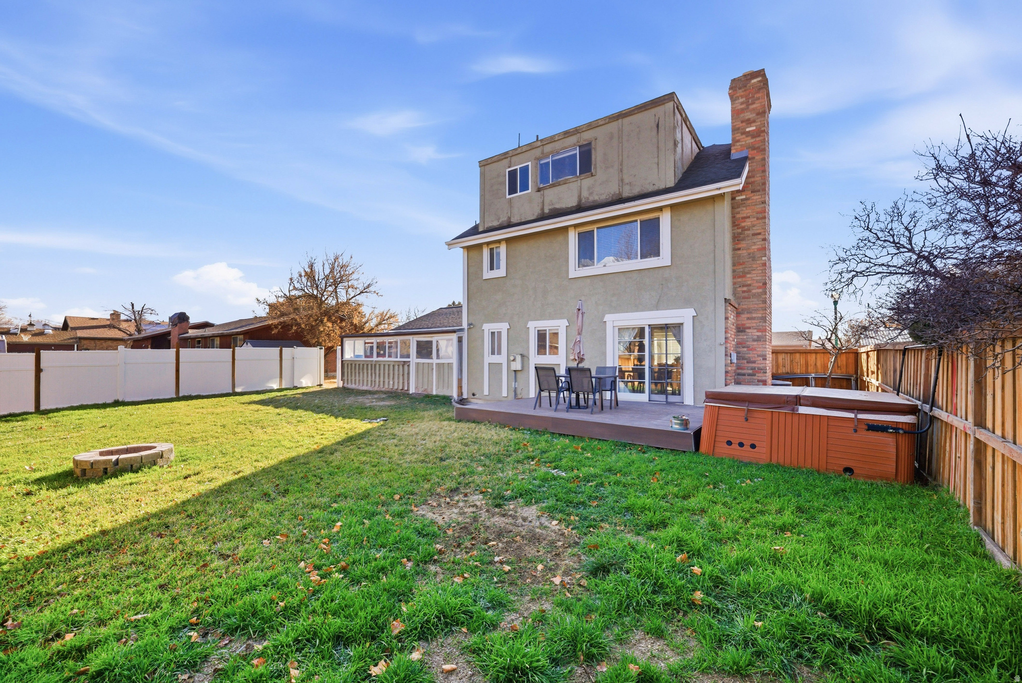 HAMPTON COURT - Residential