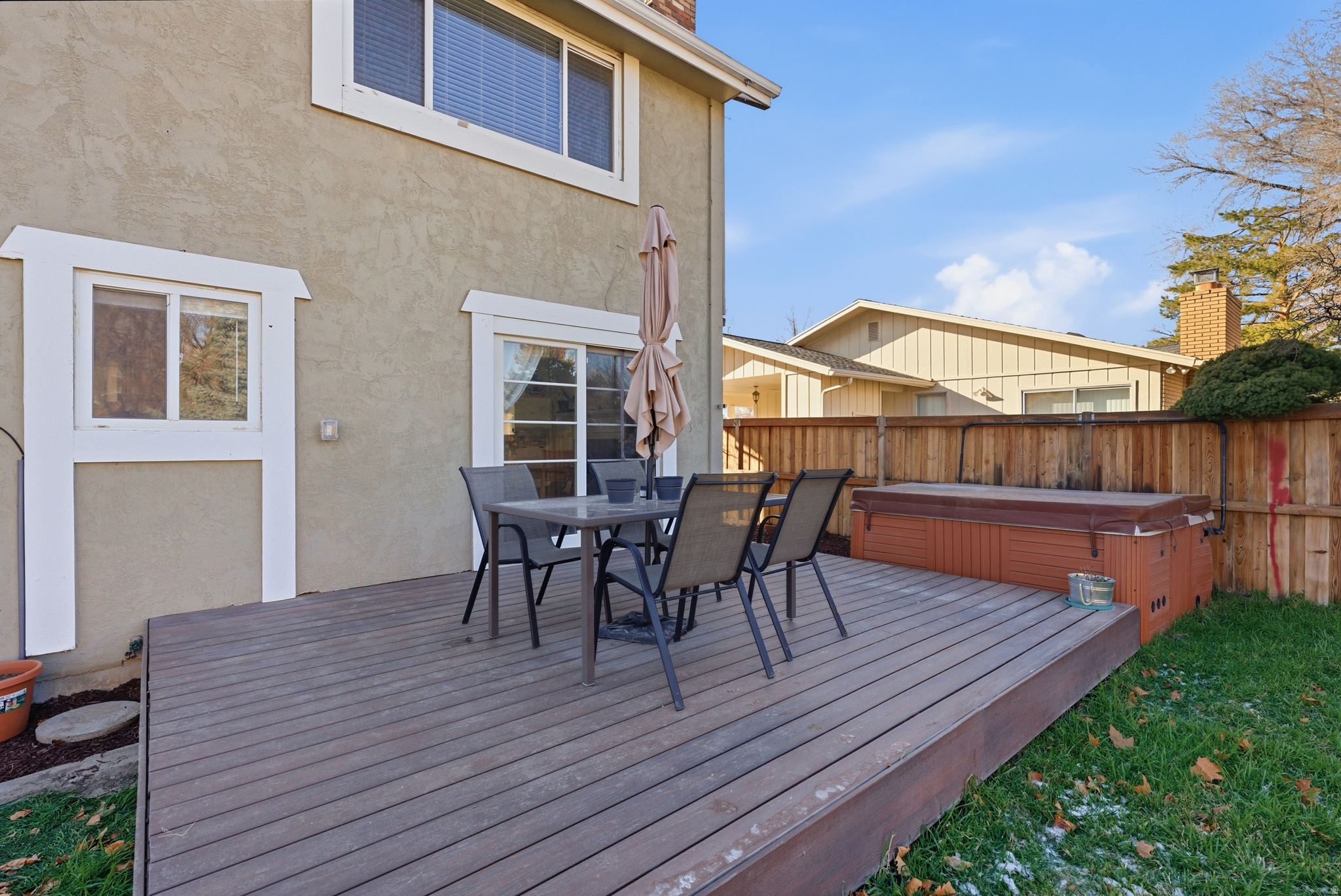 HAMPTON COURT - Residential