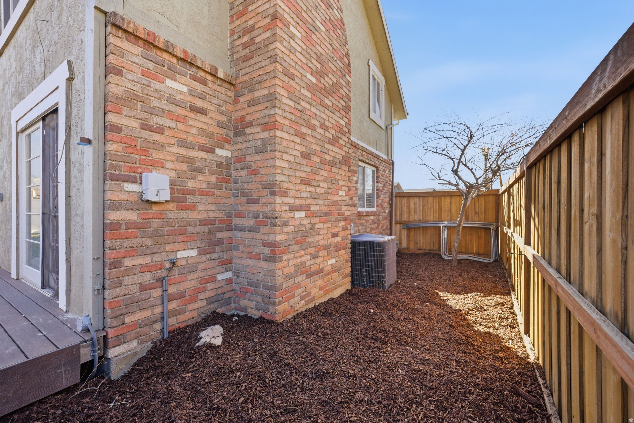 HAMPTON COURT - Residential