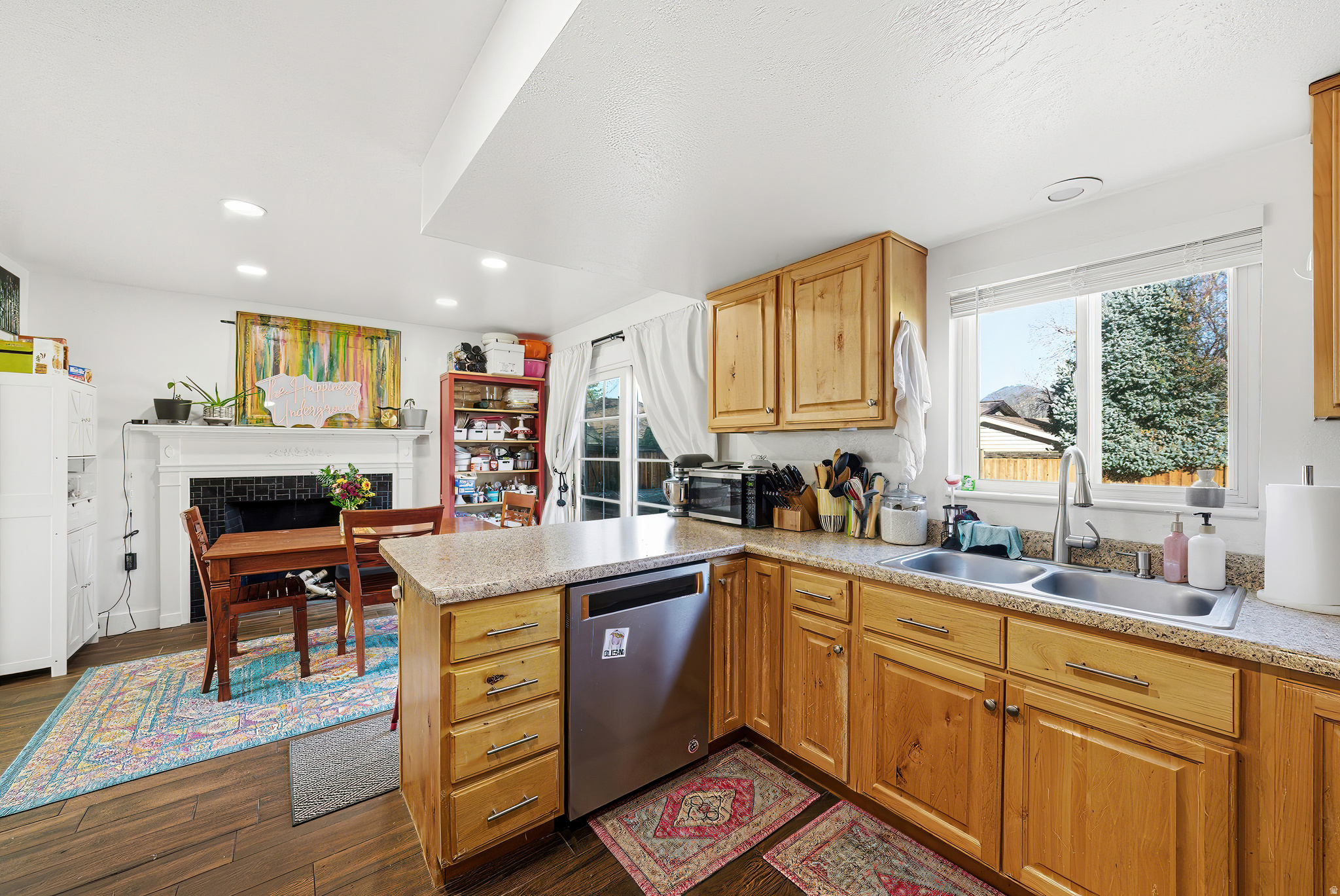 HAMPTON COURT - Residential