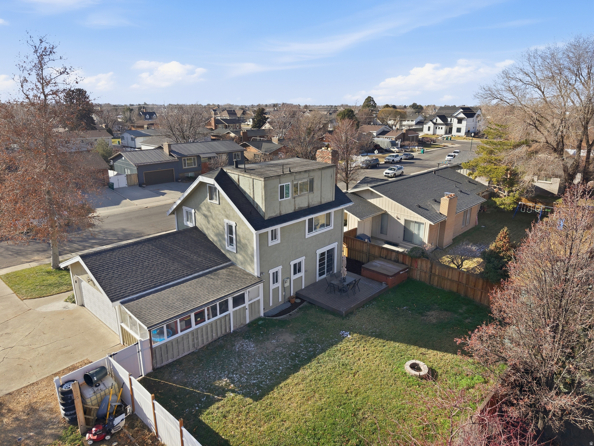 HAMPTON COURT - Residential