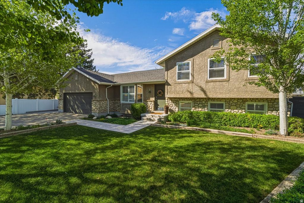 Photo of 740 W QUAKING ASPEN DR S, Murray, UT 84123 (MLS # 2153184)