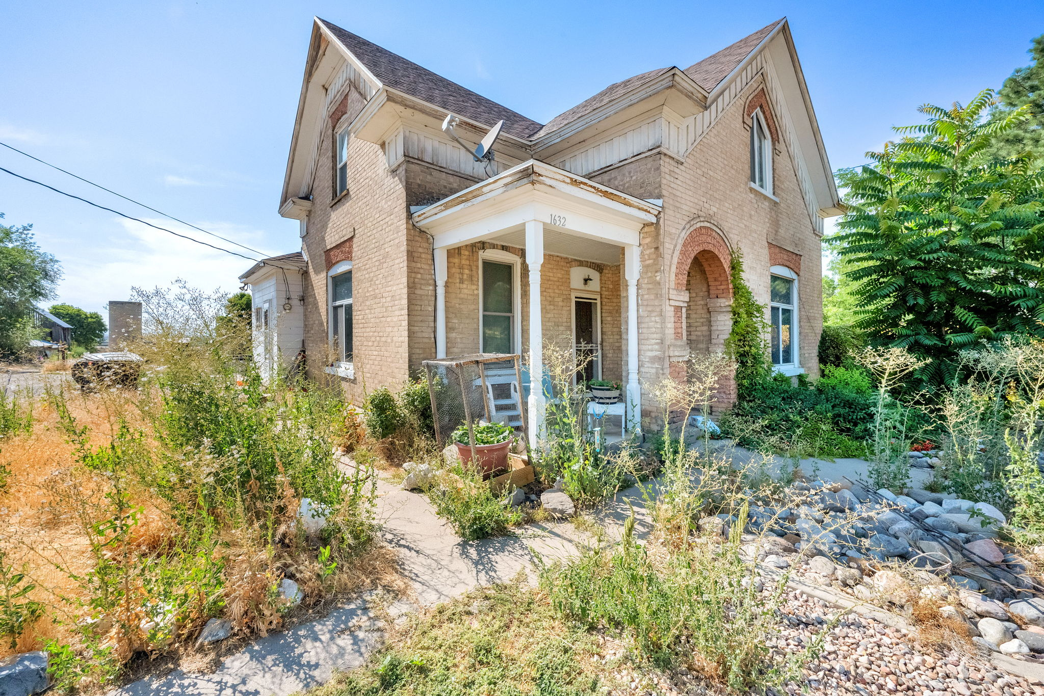 Main image without alt text