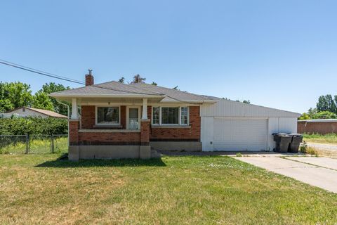 Tiny photo for 921 W 2700 S, Syracuse, UT 84075 (MLS # 2123223)