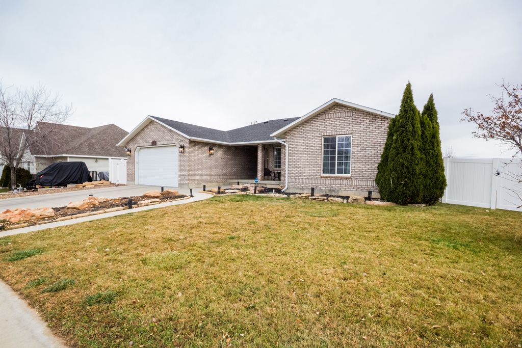 Photo of 743 S 1950 W, Vernal, UT 84078 (MLS # 2125325)