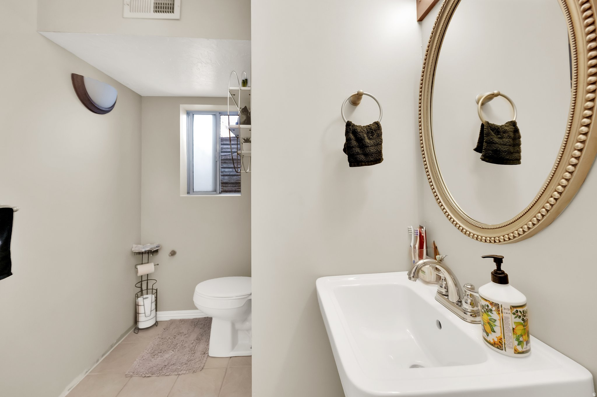 Main image without alt text