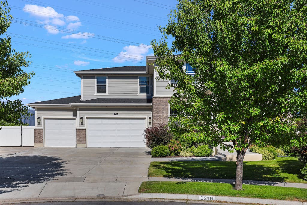 Photo of 1319 W 650 S, Syracuse, UT 84075 (MLS # 2166101)