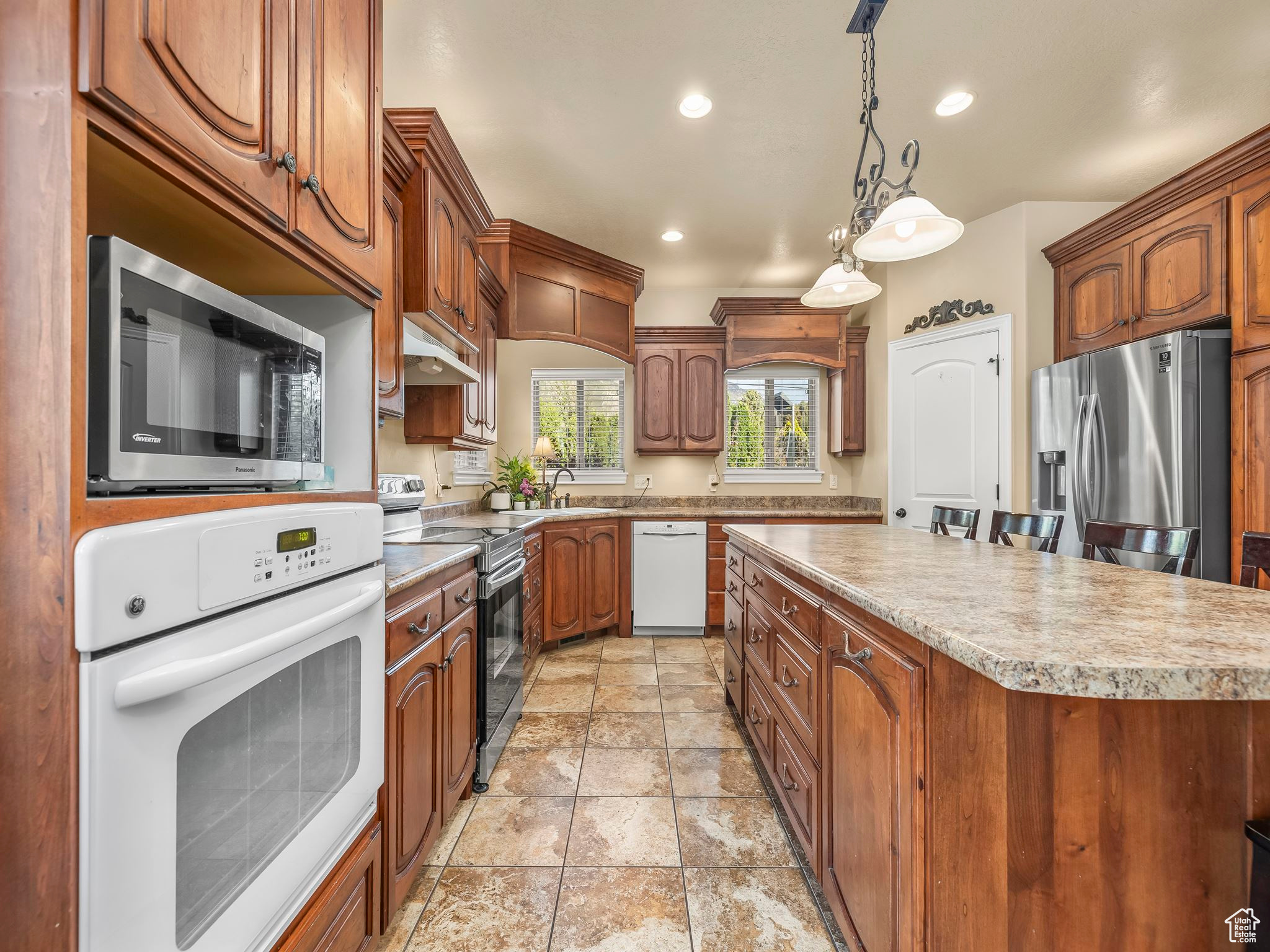 CANYON ROAD - Residential