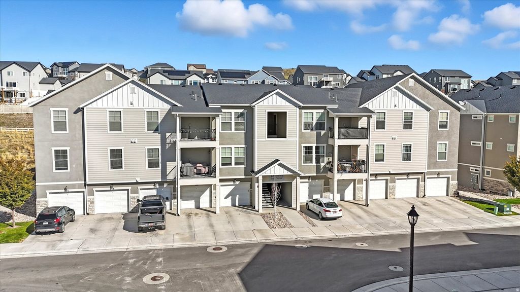 Photo of 1816 W EAGLEWOOD DR #301, Saratoga Springs, UT 84045 (MLS # 2153630)