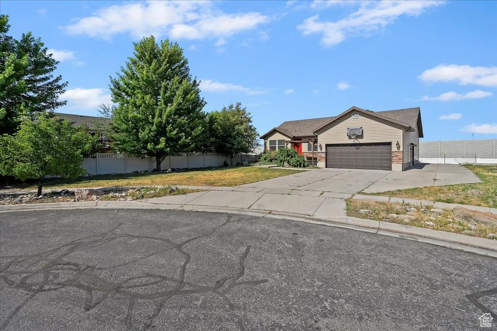 Photo of 1692 S WILLOW CREEK CIR W, Farmington, UT 84025 (MLS # 2109511)